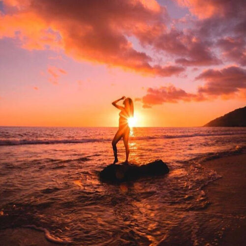 SUNSET-GIRL-OCEAN